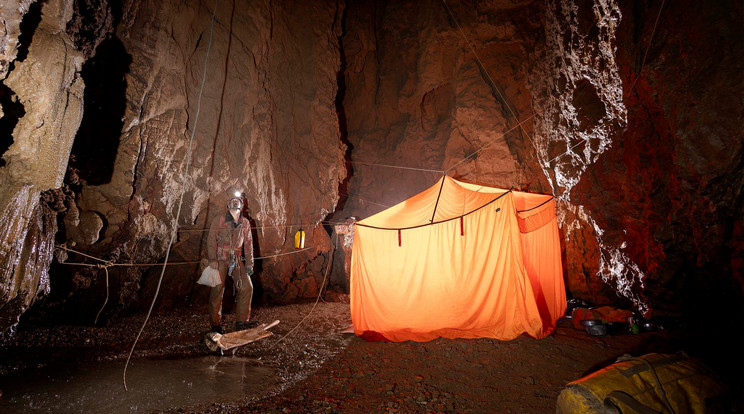 Sikerült feljebb hoznia nemzetközi mentőcsapatnak a Morca-barlangban rekedt amerikai barlangászt / Fotó: Magyar Barlangi Mentőszolgálat Facebook-oldal