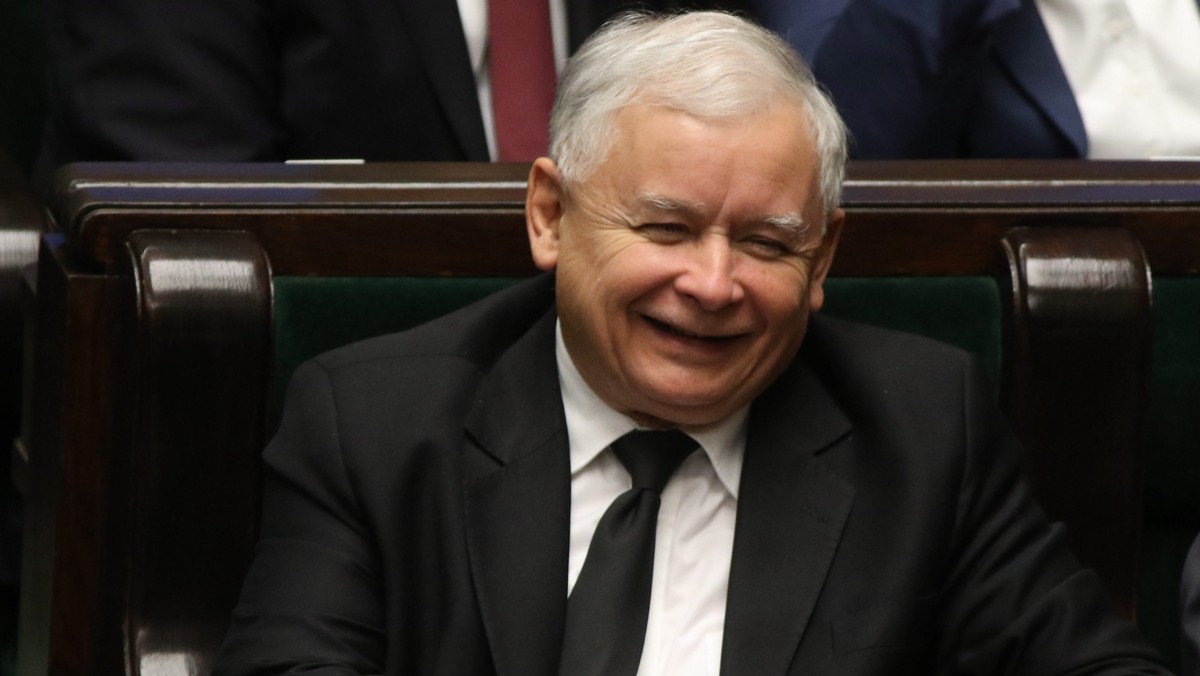 W talii kart, które po 25 października trzymał będzie w ręku Jarosław Kaczyński, większość w Senacie może być jedną z cenniejszych. Jeżeli wybory sejmowe zwycięży koalicja antypisowska to jej przewaga nie będzie wielka. Jeżeli to PiS zdobędzie w Sejmie większość bezwzględną –nie może być pewien utrzymania jej bez problemów przez całą kadencję. Wreszcie większość w Senacie może być bezcenna, gdy PiS by rządzić będzie musiał zawrzeć koalicję z klubem Pawła Kukiza.