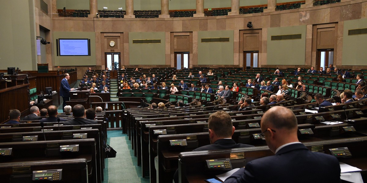 Z najnowszego badania barometru przedsiębiorców wynika, że firmy coraz bardziej obawiają się wzrostu kosztów zatrudnienia oraz wpływu polityki na biznes.