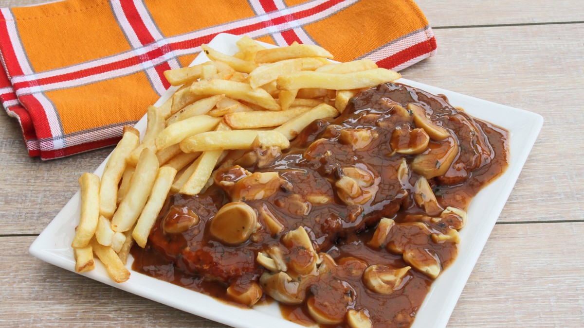 Lovačke šnicle koje se tope u ustima: Recept za klasik u bogatom sosu od pečuraka