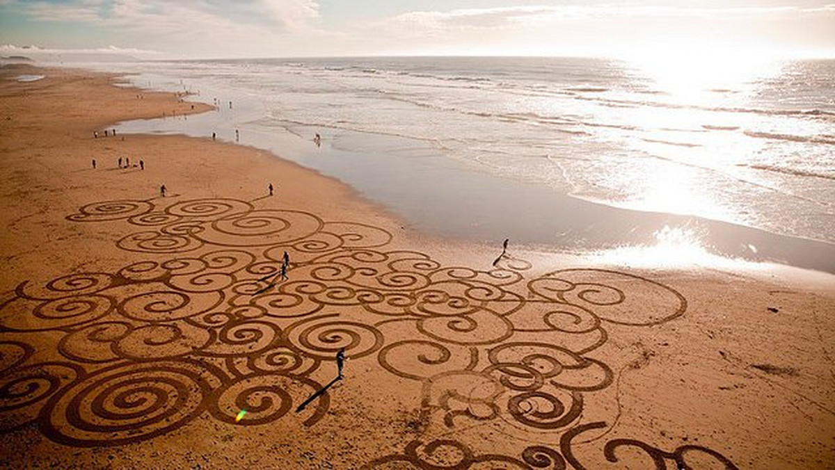Zamieszkujący San Francisco artysta Andreas Amador postanowił tworzyć tam, gdzie w Kalifornii najprzyjemniej spędza się czas, czyli na plaży. Rzeźbi w piasku inspirowane przyrodą wzory, które prędzej przy później niszczy woda, wiatr i zadeptują plażowicze. Na szczęście pozostają zdjęcia.