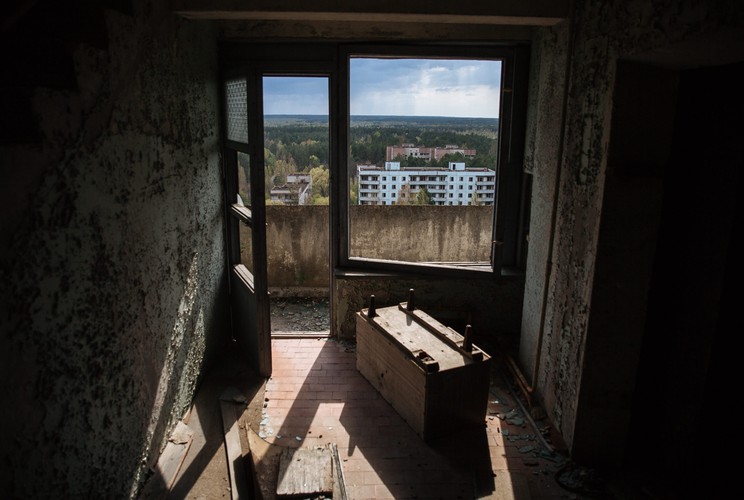 „Bezpiecznie można chodzić tylko po asfalcie, który jest regularnie polewany wodą. W żadnym wypadku nie stąpajcie po trawie. Nie wchodźcie też do żadnych budynków, bo coś może się zawalić” – nakazuje przewodnik po strefie wykluczenia, Jewhen Honczarenko.