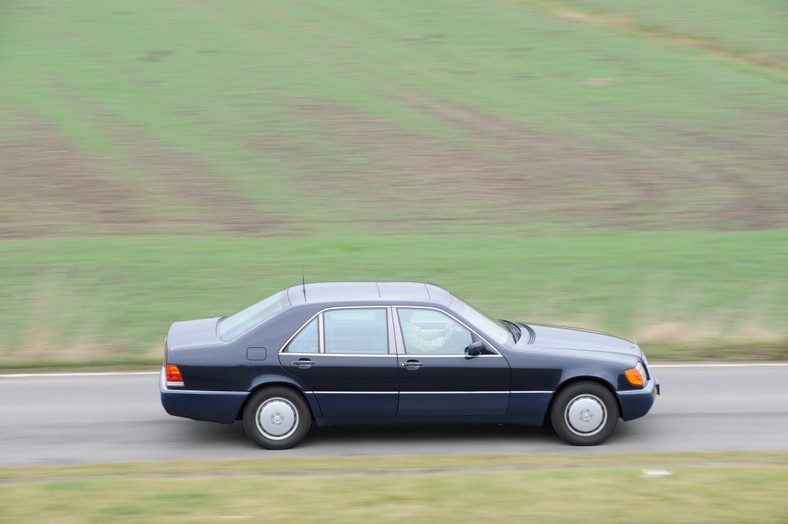 Mercedes 400 SEL W140 - Dlaczego warto jeździć youngtimerem?