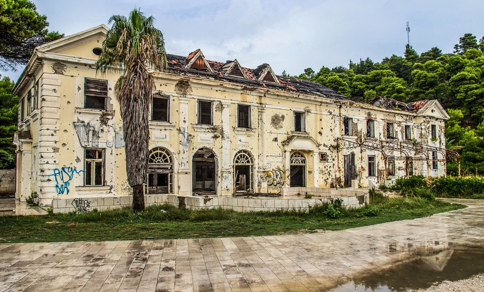 Opuszczone hotele nad Adriatykiem w Kupari koło Dubrownika (Chorwacja)