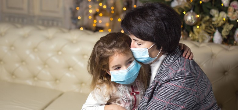 Psycholog o Świętach w pandemii: Dotyk ma przepotężną siłę emocjonalną