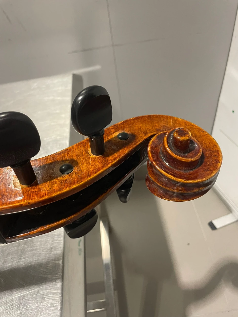 Otkrivena dva stara violončela