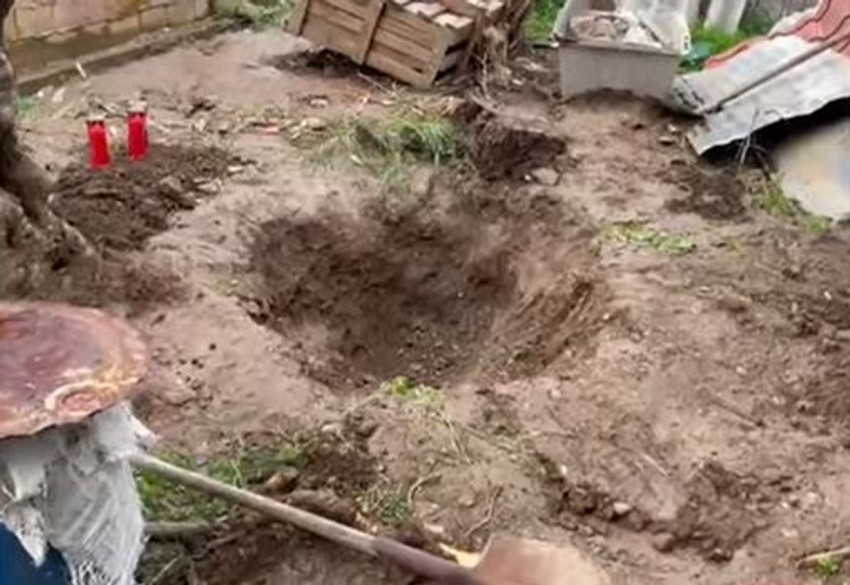 Rupa u dvorištu gde je žrtva zakopana