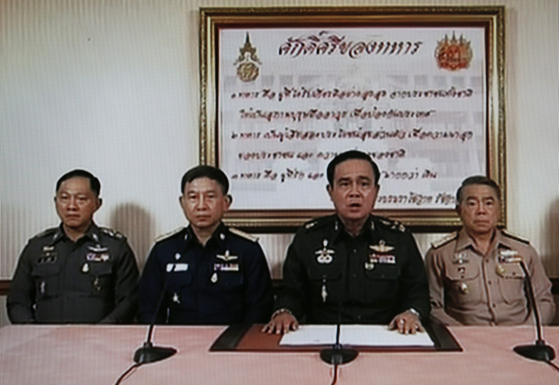 Generał i głównodowodzący tajlandzkiego wojska Prayuth Chan-ocha (drugi od prawej), wraz z dowodzącymi głównymi oddziałami wojska informuje 22 maja 2014 w telewizji o zamachu stanu. Fot. EPA/RUNGROJ YONGRIT