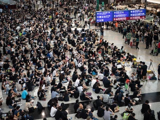 Protestujący na lotnisku Chek Lap Kok w Hongkongu. 13 sierpnia 2019 r.