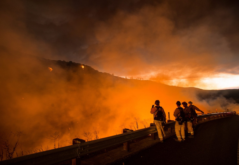 Pożar w okolicach Clearlake, w Stanach Zjednoczonych. Do tej pory ogień szalejący w rejonie Północnej Kalifornii zniszczył 24 domów i zrównał z ziemią powierzchnie ponad 18 hektarów.Sytuacja jest krytyczna. Gubernator Kalifornii, Jerry Brown, ogłosił w piatek stan wyjątkowy w całym regionie. Zarządzono ewakuacje ponad 12 tys. mieszkańców zagrożonego obszaru.
