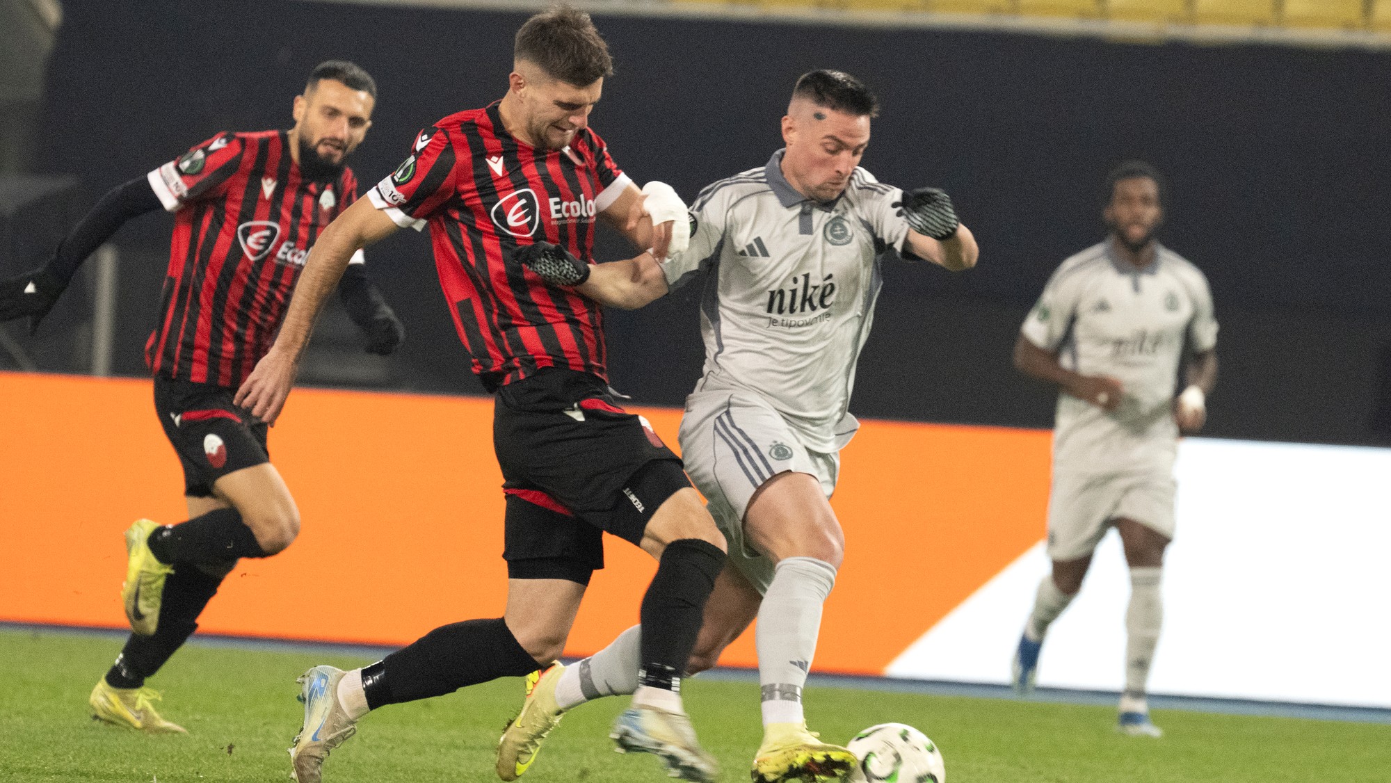 Vpravo Róbert Mak (Slovan) a vľavo Imran Fetai (Škendija). 