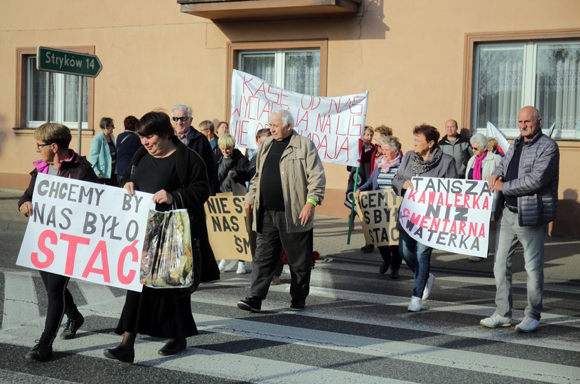 Mieszkańcy Brzezin protestują przeciw wysokim opłatom na cmentarzu 