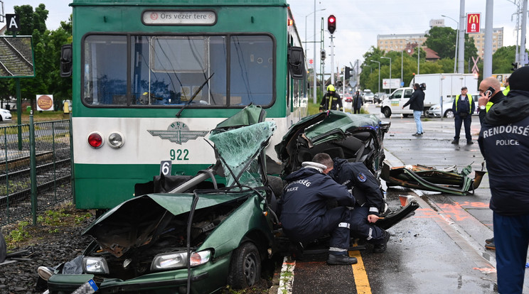 HÉV-vel ütközött egy gépkocsi Budapesten, egy ember meghalt / Fotó: MTI / Mihádák Zoltán