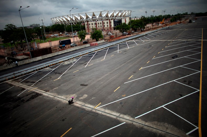 Igrzyska Wspólnoty Narodów 2010. Na parkingu autobusowym przed Jawaharlal Nehru Stadium w New Delhi trwają ostatni prace przed przyjęciem kibiców. Fot.: Brian Sokol/Bloomberg