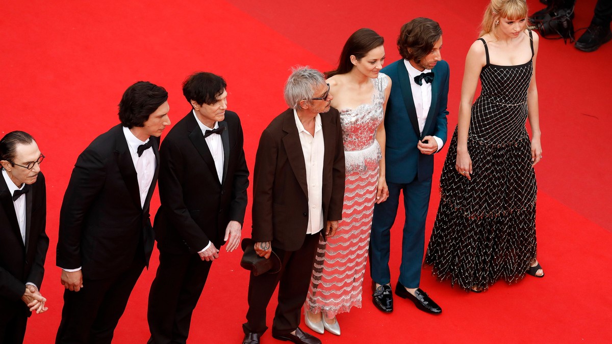 Ron Mael, Adam Driver, Russell Mael, Leos Carax, Marion Cotillard, Simon Helberg na czerwonym dywanie