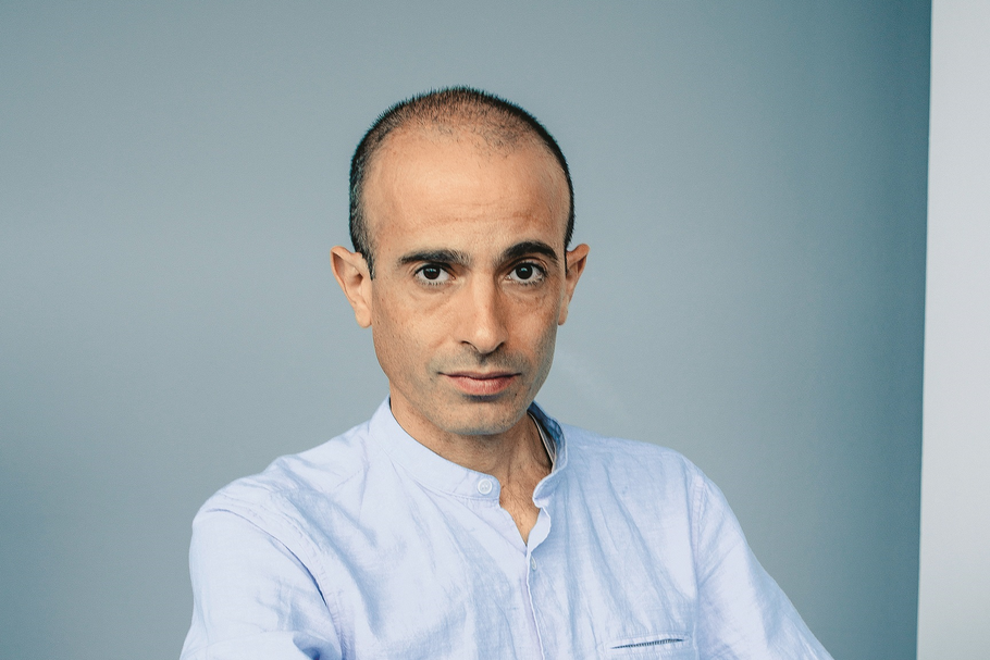 Prof Yuval Noah Harari – jest izraelskim historykiem, filozofem i autorem bestsellerów: „Sapiens: Od zwierząt do bogów”, „Homo deus. Krótka historia jutra”, „21 lekcji na XXI wiek” oraz „Sapiens: Narodziny ludzkości. Opowieść graficzna”. Jego książki sprzedały się w 40 milionach egzemplarzy w 65 językach, a on jest dziś uważany za jednego z najbardziej wpływowych intelektualistów na świecie.