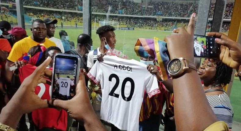 Callum Hudson-Odoi: Hearts of Oak fans present customised jersey to Chelsea star