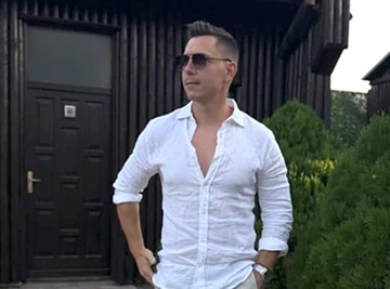 "Čekao sam da zaspi, pa išao dalje" Srpski pevač šokirao priznanjem o aferama, a danas živi u vili, moli se Bogu i hrani se kod majke