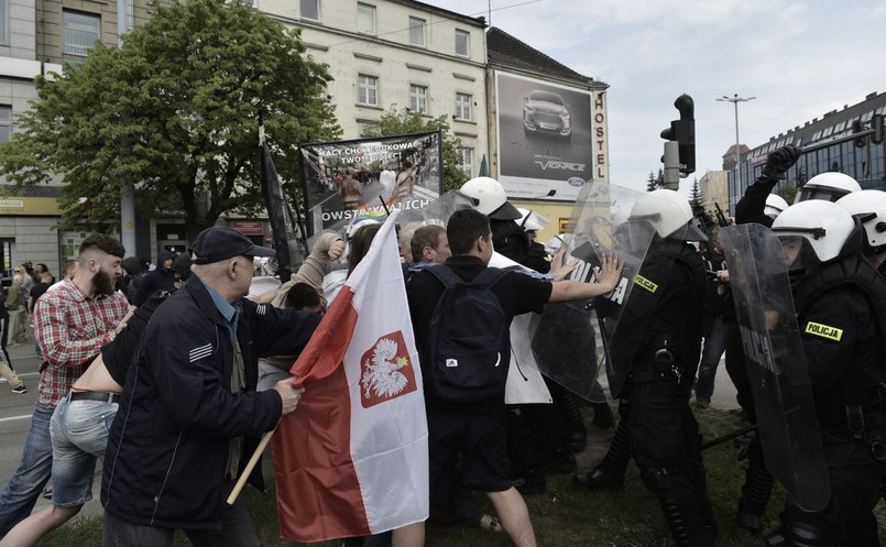 Na funkcjonariuszy wyposażonych w kaski i tarcze poleciały m.in. kamienie i butelki. "Na razie zatrzymano pięć osób za udział w zbiegowisku i czynną napaść na funkcjonariusza. Według wstępnych informacji nikt z osób demonstrujących oraz funkcjonariuszy nie został poszkodowany, ani ranny" - powiedział PAP mł. asp Michał Sienkiewicz z biura prasowego KWP w Gdańsku. Policja kilkakrotnie wzywała przez megafony manifestujących ze środowisk narodowych i prawicowych do rozejścia się.