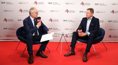 Władcy sieci są zmęczeni. Jak poprawić dobrostan specjalistów odpowiedzialnych za cyberbezpieczeństwo? Rozmowa z Robertem Posłajko z Axence podczas CYBERSEC EXPO ' FORUM 2025