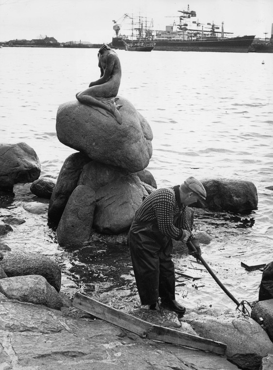 Uszkodzony pomnik "Małej Syrenki" 27 kwietnia 1964 r.