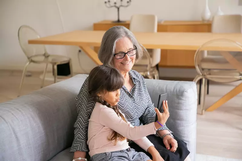 Babcie są bardziej związane z wnukami niż z własnymi dziećmi? Fot. Kampus Production z Pexels