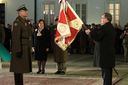 Prezydent RP Bronisław Komorowski uczestniczą w uroczystości wręczenia sztandaru Batalionowi Reprezentacyjnemu Wojska Polskiego. 