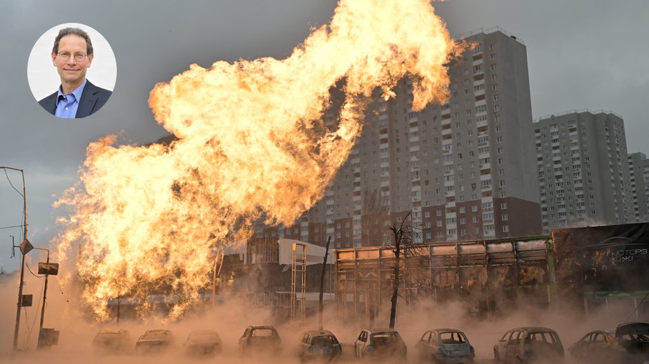Ogień i spalone samochody po uderzeniu rakietowym w Kijowie 2 stycznia 2024 r. podczas rosyjskiego ataku na stolicę Ukrainy.