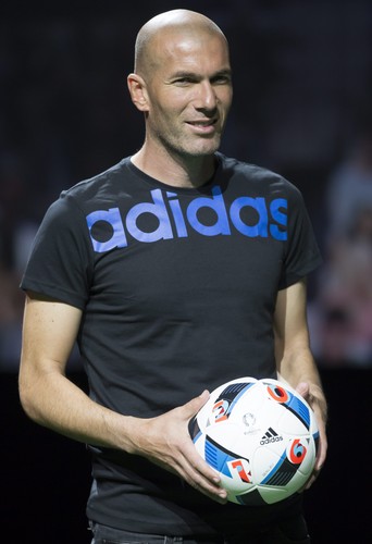 Oficjalna piłka mistrzostw Europy nazywa się 'Beau Jeu'