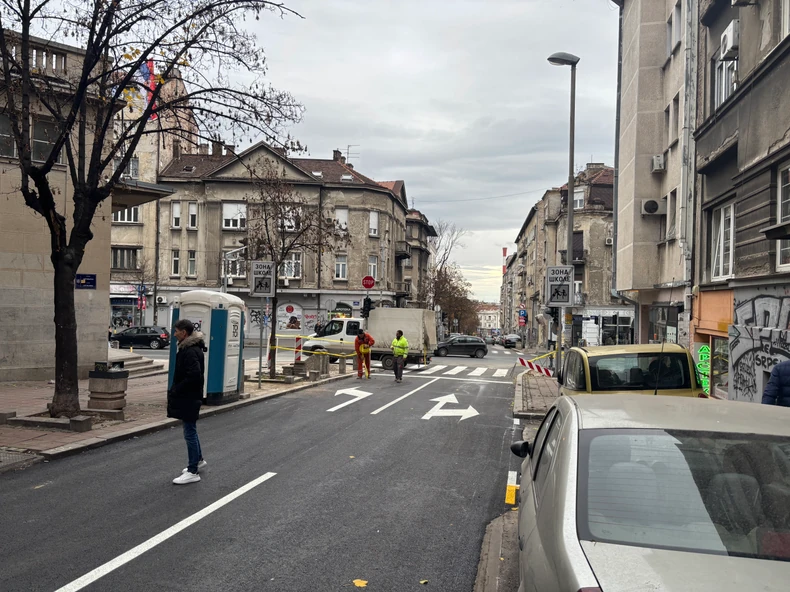 Radovi na ukidanju parkinga i proširenju saobraćajne trake u Cetinjskoj ulici od skretanja za Hilandarsku do raskrsnice sa Bulevarom despota Stefana