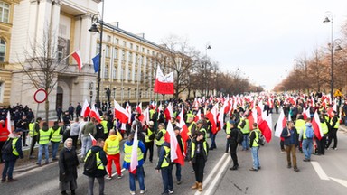 Symboliczny ciągnik i kołatanie do drzwi Kołodziejczaka. Strajk rolników pod oknami premiera