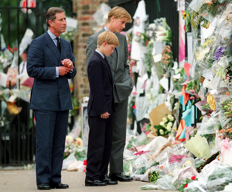 Karol, Harry i William oglądają kartki pozostawione przez Brytyjczyków pod pałacem Kensington po śmierci Diany, 1997 r.
