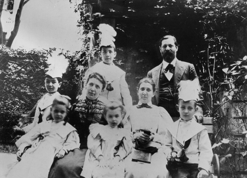 Rodzina Zygmunta Freuda. Minny jest po prawej stronie, żona Freuda po lewej