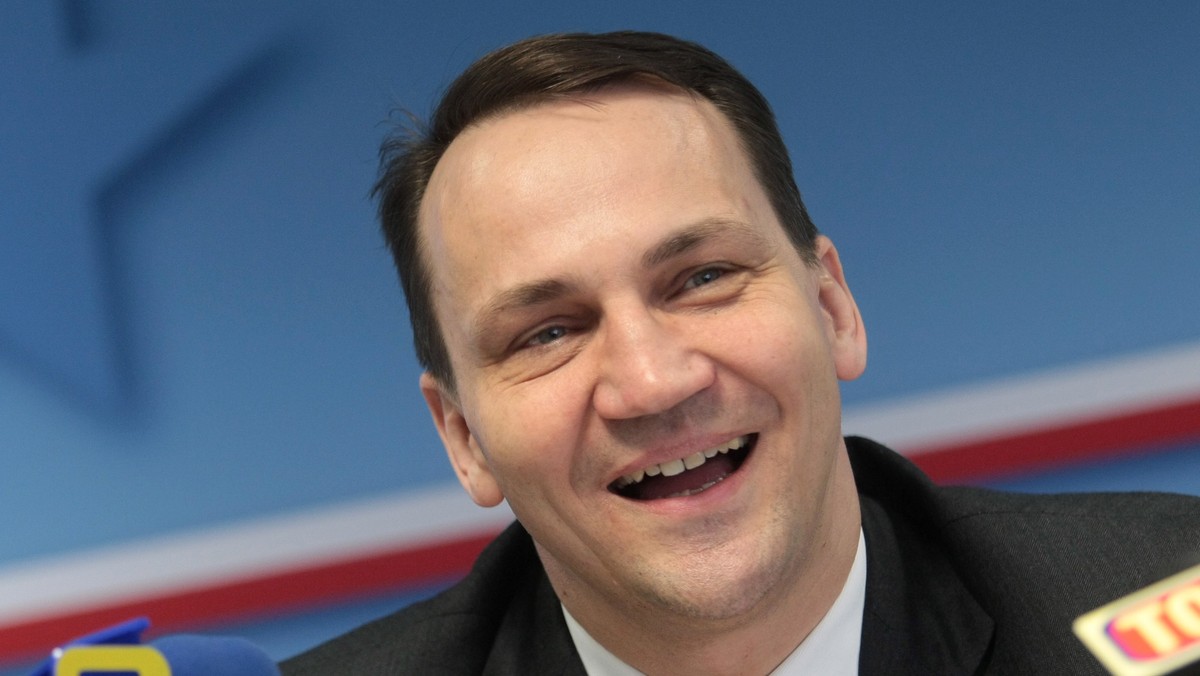 Szef MSZ Radosław Sikorski spotkał się w środę wieczorem z posłami Komisji Spraw Zagranicznych, aby przedstawić im tezy swojego corocznego expose, które ma wygłosić w czwartek w Sejmie. Posiedzenie było zamknięte dla mediów.