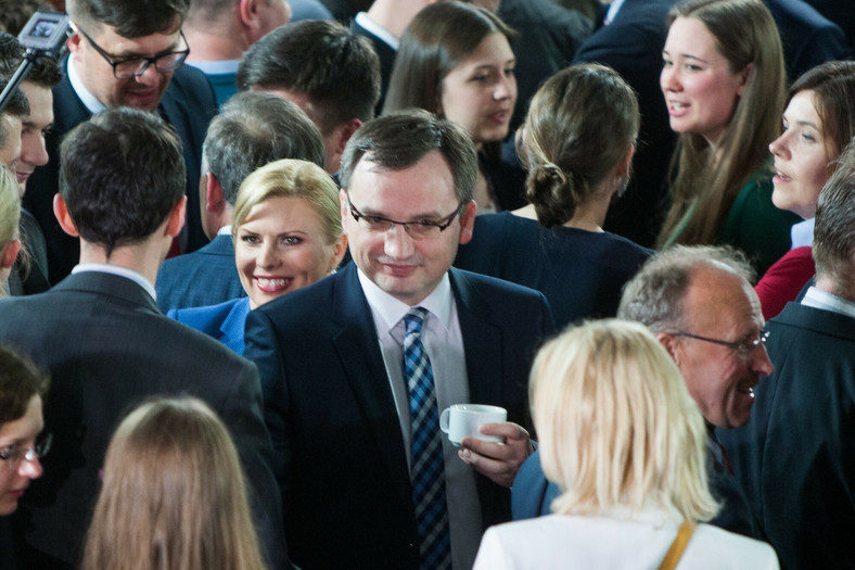 Zbigniew Ziobro oraz będąca za nim żona Patrycja Kotecka na wieczorze wyborczym Andrzeja Dudy w 2015 r. 