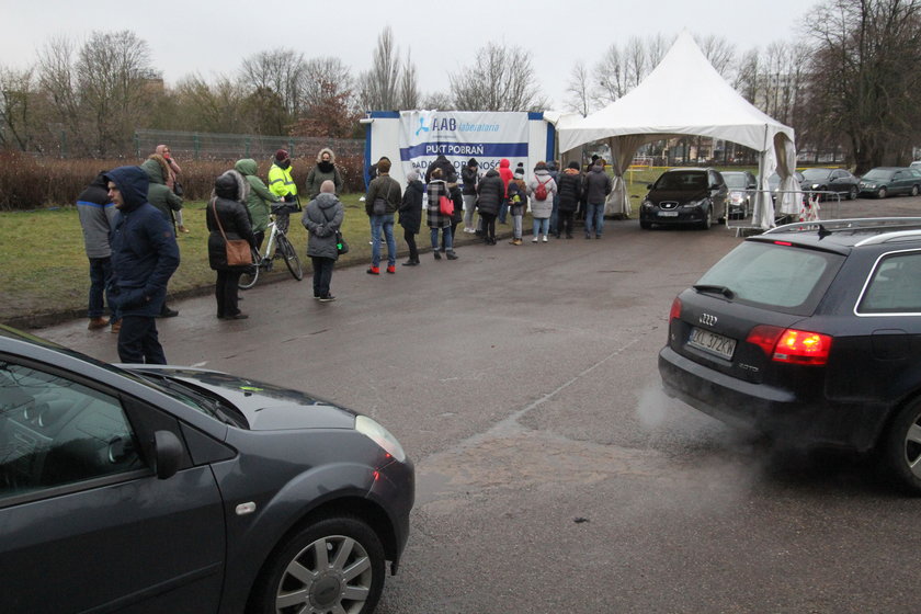 Koszalin. Punkt pobrań na boisku żużlowym przy stadionie "Gwardia", wjazd od ul. Sportowej.