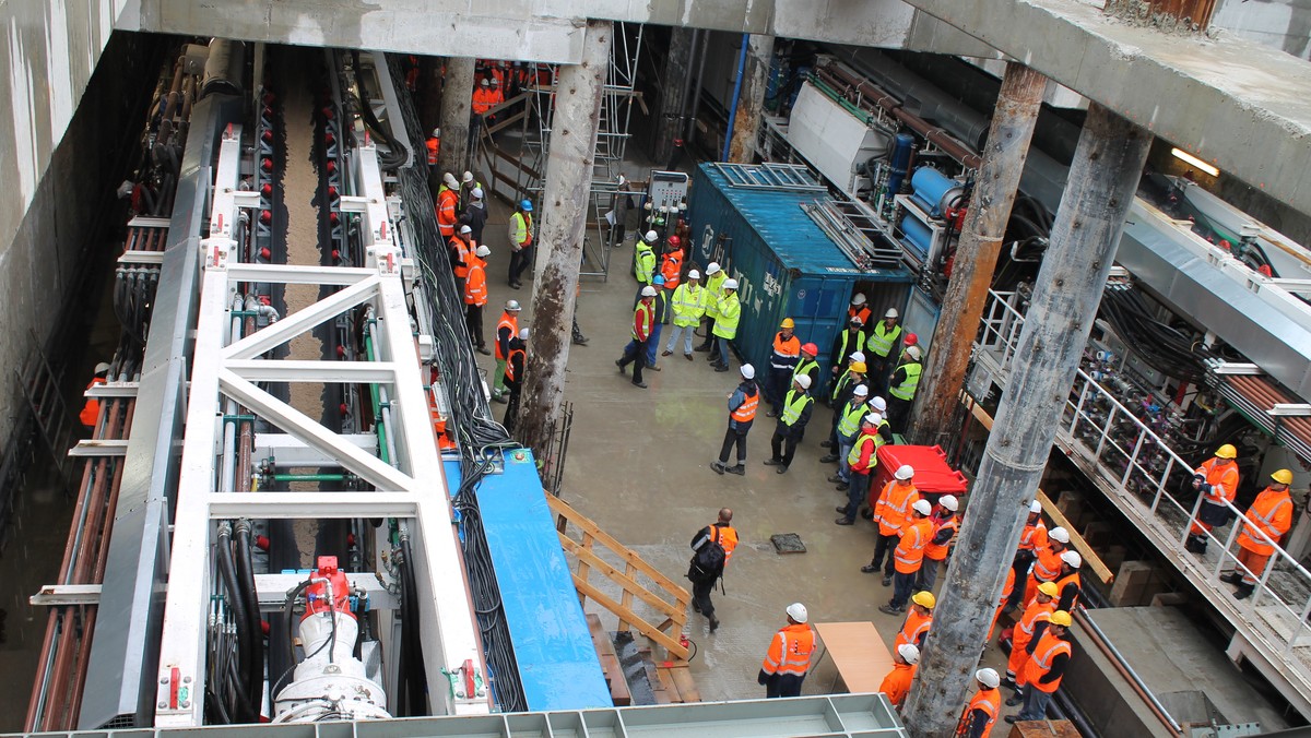 Z Pragi czy z Powiśla? Trwa dyskusja, skąd tarcze TBM mają rozpocząć drążenie tunelu pod Wisłą. Konsorcjum budujące II linię kolejki poinformowało w środę, że postanowiło przenieść tarcze na przyszłą stację Dworzec Wileński i stąd zacząć budowę tunelu. Jednak w czwartek spółka Metro Warszawskie stwierdziła, że takiej decyzji jeszcze nie ma i zostanie ona podjęta dopiero po przeanalizowaniu wszystkich ekspertyz i badań, które - przypomnijmy - wciąż trwają. Jak się okazało, wykonawca nieco się pospieszył z komunikatem.