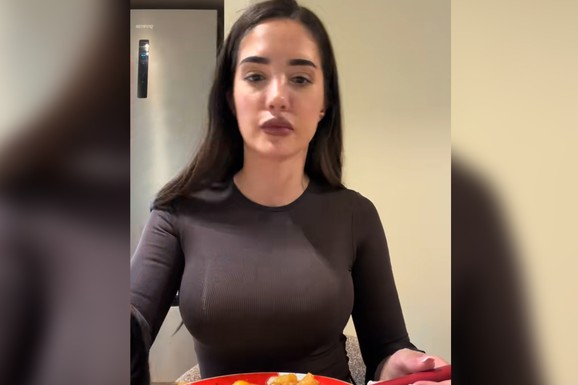 SVI SE PITAJU DA LI JE ANĐELA ĐURIČIĆ UGRADILA SILIKONE Snimala se kako jede, a VELIKE GRUDI isplivale u prvi plan: "Totalno bespotrebno"