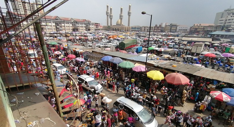 Road side sellers at Lagos Balogun market (Pulse Nigeria)