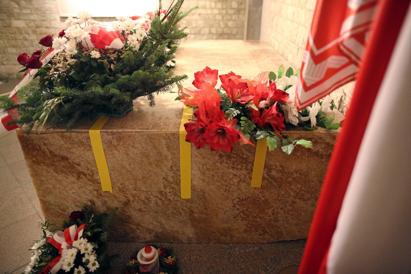 Kamieniarze uszkodzili sarkofag Kaczyńskich!