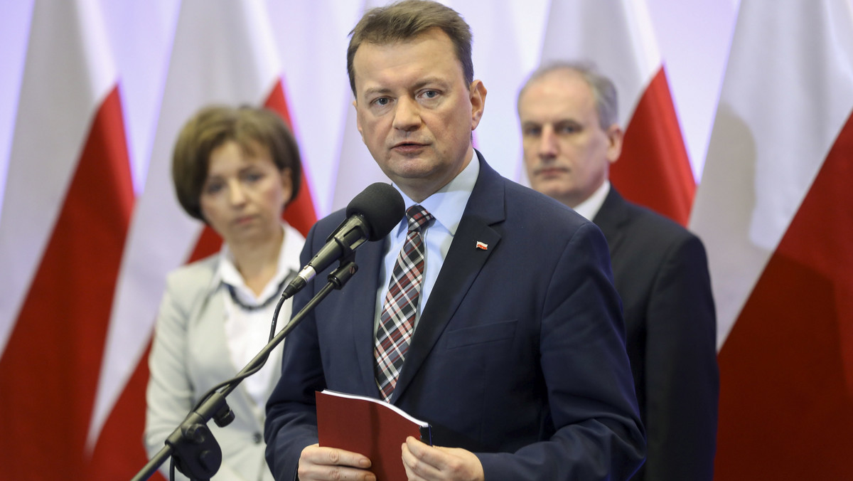 Minister spraw wewnętrznych Mariusz Błaszczak podpisał wniosek do Komisji Europejskiej o wypłacenie środków z funduszu solidarności w związku z nawałnicą, jaka przez północną część kraju w sierpniu. Polska ma szansę na wsparcie w wysokości 35 mln zł. Łączne straty w województwach kujawsko-pomorskim, pomorskim i wielkopolskim wyceniono na 2,1 mld zł.