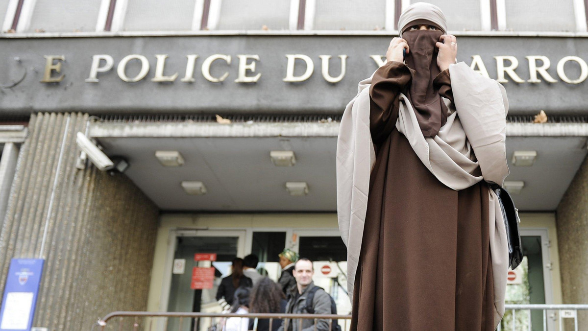11 kwietnia we Francji zaczął obowiązywać zakaz noszenia zasłon twarzy. Nie wszyscy mają zamiar się mu podporządkować. 32-letnia muzułmanka z Awinionu tłumaczy, dlaczego woli trafić do więzienia, niż zdjąć nikab.