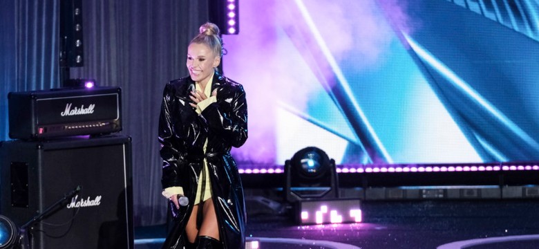 Płaszcz był tylko dla zmyłki... Doda dała czadu z pokazywaniem ciała na koncercie RMF i Polsatu