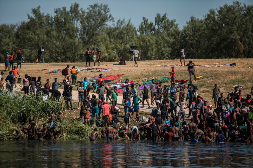 Migranti iz Haitija prelaze Rio Grande