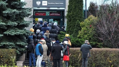 Awantura przed bankiem w Kielcach. Poszło o banknoty i monety z Lechem Kaczyńskim