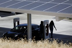 Jak ochłodzić przegrzaną sieć energetyczną? Sposobem może być inteligentne ładowanie aut