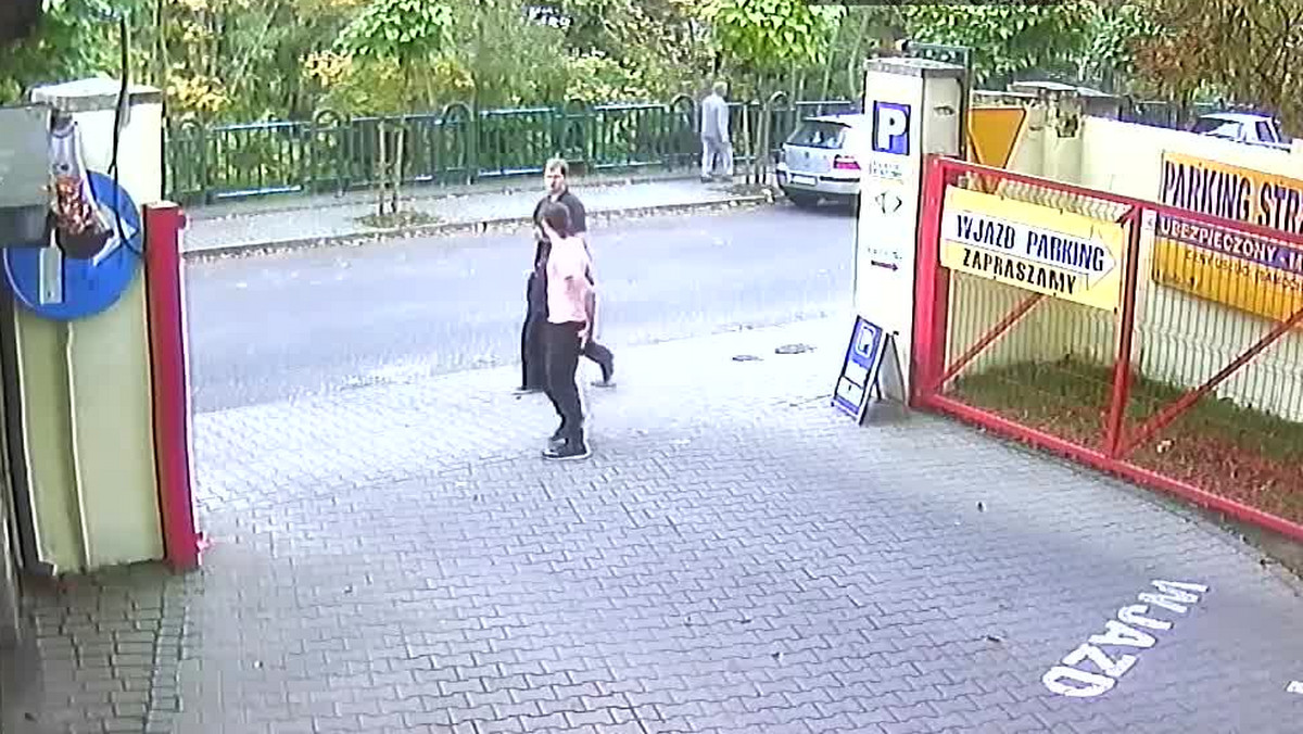 Gliwicka policja opublikowała wizerunki mężczyzn, którzy w parku Chopina napadli na kobietę. Do zdarzenia doszło 15 października. Teraz policjanci proszą o pomoc w identyfikacji podejrzanych.