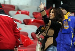 Tusk, Komorowski, Mucha, Lis i Siwiec oglądali klęskę Polaków. ZDJĘCIA