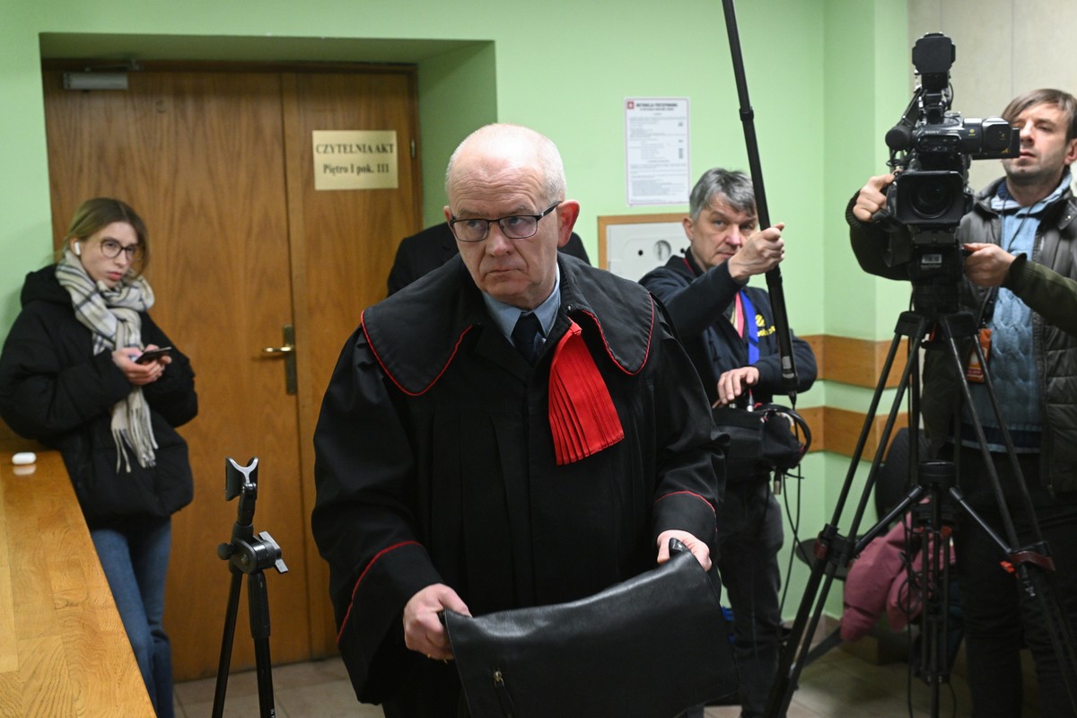 Prokurator Piotr Woźniak przed posiedzeniem aresztowym. Sąd odroczył poprzednie posiedzenie ws. wniosku prokuratury o tymczasowy areszt dla byłego ministra sprawiedliwości, Zbigniewa Ziobry