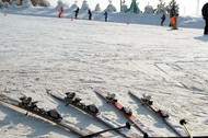 narty na stoku śnieg